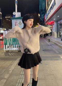 可爱小姐姐街头跳氧化氢舞蹈 网友:送你一颗小红心!