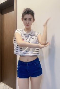 漂亮小姐姐「小花花哩轰」居家跳斗地主舞蹈 网友:好标志女孩