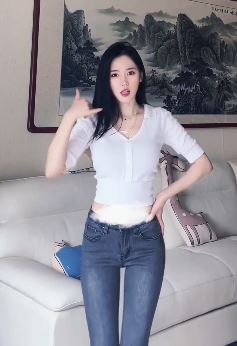 天津小姐姐「晚晚」跳打雷舞,网友:还好不是舞蹈主播!