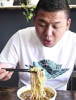 小伙饭店吃饭吃出螺丝 服务员机智说中奖了