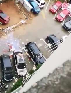 江西一女子疯狂高空抛物致多辆汽车受损