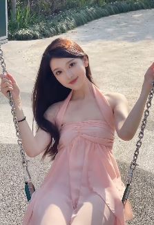 甜美小姐姐「佳艾拉」穿粉色露背美裙荡秋千 网友:仙气飘飘