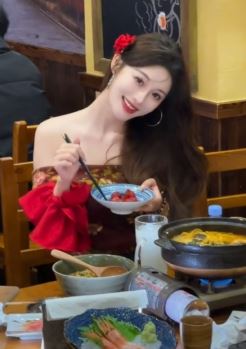 网红小姐姐「Sunny」性感穿搭分享餐厅吃饭vlog  网友:真诱人啊