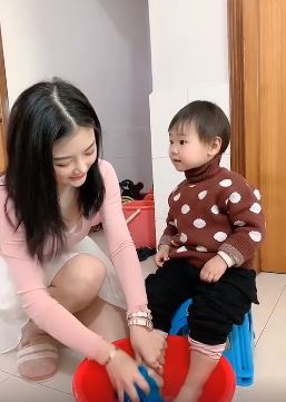 一听到打麻将，美女扔下孩子就跑了！