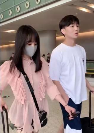 郑爽恋爱后穿衣服风格大变