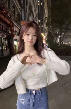 小姐姐「哎呀小白菜」分享武汉夜晚街头美景 网友:身材与美貌并存