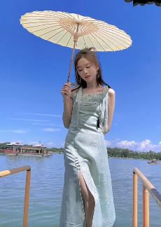 吴宣仪分享日常户外游玩vlog，穿开叉裙打把伞简直美爆了！