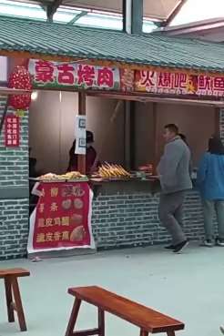 为确保食品安全，小吃街规定商户入驻须立毒誓