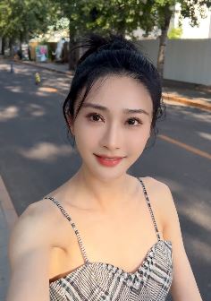 演员陈冰清凉穿搭分享街头随拍  网友：永远的女神