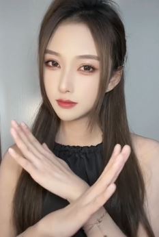 极品甜妹「Daisy27」化精致妆容居家跳手势舞