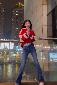 气质美女「小思思」穿牛仔裤跳世界杯手势舞,配文:拉拉队已就位!