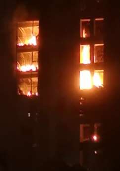 成都一小区突发火灾 纵火嫌疑人跳楼身亡