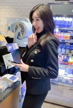 超市里可爱的美女服务员