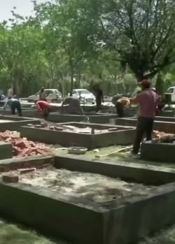 印度公园内紧急搭建焚尸台 遍地都是尸体