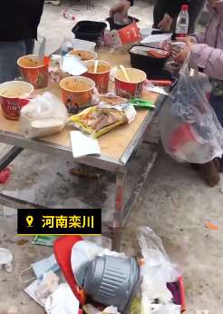 游客老君山顶打卡吃泡面致景区遍地垃圾