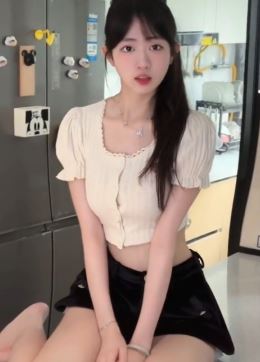 迷人女主播「鹿鹿很矮」纯欲穿搭分享居家随拍,主打一个少女风!