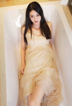 小姐姐「松子儿」躺浴缸拍视频，诱惑力满满 网友：就像盘子里的菜