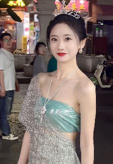好看小姐姐「嘉月」分享在西双版纳夜晚逛街vlog  网友:不可方物的美