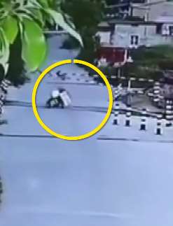 福建一女子骑车铁道口摔倒遭火车撞伤多处骨折