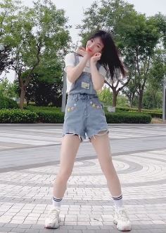 演员柳岩户外跳叮叮当当舞，小风一吹头发甩起 小曲一播手臂摆起！