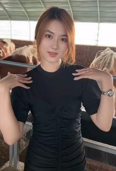 小姐姐「小雨同学」分享养牛日常，闲来牛棚里浅跳 网友：大户人家千金