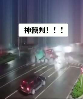 十字路口两车相撞 黑色汽车司机神预判躲过一劫