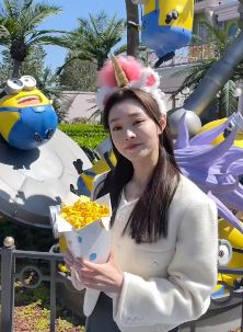 演员宋轶可爱打扮分享户外游玩vlog 网友：看着好舒清爽的感觉