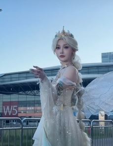 车模张芮尔cosplay逆水寒造型 动作表情非常酷！
