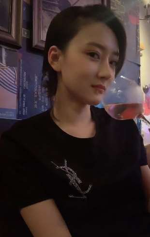 爱喝酒的小姐姐，你要不要和她来两杯？