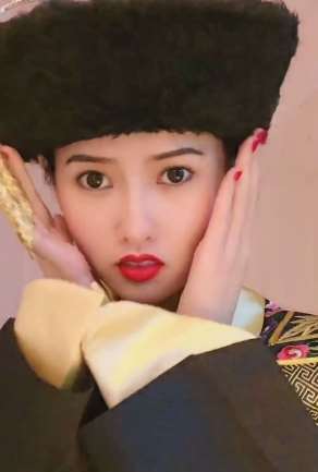 小姐姐模仿李嘉欣皇后选型 像与不像你给评评吧!