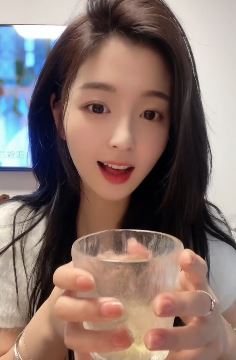 甜美可爱小姐姐「小李同学」来搞笑:大郞,该吃药了! 网友:给我倒满!