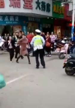 女子暴力抗法，民警被逼无耐将其放倒