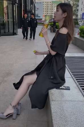 搞笑：保安兄弟跋山涉水给美女送手机