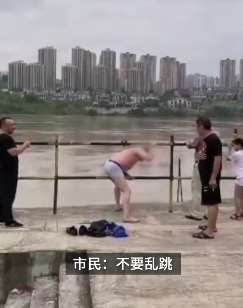 重庆一男子酒后与朋友打赌跳江游泳 抱木头漂流10公里被救