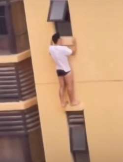 广西一男子反锁房门坠楼 生前患有抑郁症