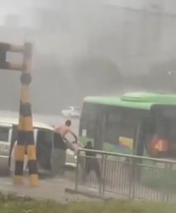 网曝陕西渭南一女公交司机大雨天救人被水冲走受伤