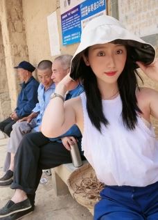 演员陈叶玲分享云南拍戏日常，称跟大爷唠嗑很开心！