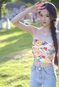 美女小姐姐「李大美人」说:年纪大了经不起凶,只能被宠!