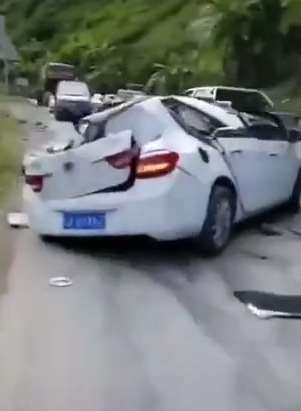 行车记录仪拍下可怕一幕 天降巨石将小汽车砸扁