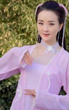 演员王艳抖音发变装视频,重现昔日古装剧中的白飞飞!