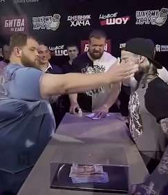 俄罗斯办扇耳光大赛，壮汉一巴掌把小伙扇懵