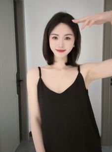 甜美小姐姐「大筱筱」穿黑色吊带裙居家浅跳,配文:又来交作业了