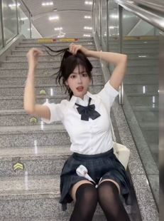 迷人小姐姐「我的小熊呢」穿JK制服分享地铁随拍