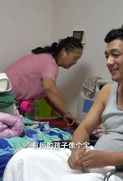 西安一小伙吃隔夜菜导致失明瘫痪 母亲寸步不离照顾