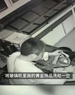 湖北一男子欠下20万车贷无力偿还持刀抢金店