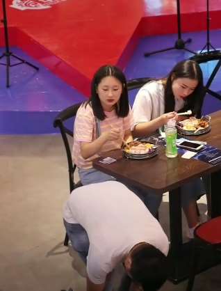 妹子很尴尬，小伙子很难受，后边的妹子都笑喷了！