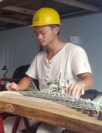 贵州一农民工自学弹奏古筝走红