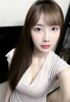 大眼小姐姐「医一」穿低胸装分享日常好状态  网友:身材真好