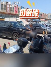 扬州一男子怒砸小车 司机撞人后逃离
