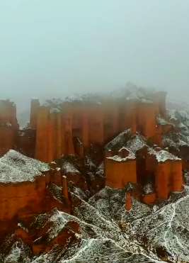 甘肃冰沟丹霞景区迎降雪异常壮美